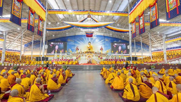 གནས་མཆོག་རྡོ་རྗེ་གདན་དུ་རྒྱལ་ཡོངས་བཀའ་བརྒྱུད་སྨོན་ཆེན་མོ་ཐེངས ༣༩ པའི་དངོས་གཞི་དབུ་ཚུགས་པ། 