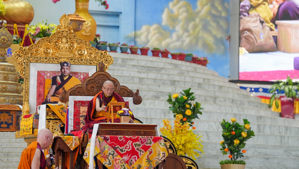 ༧སྐྱབས་མགོན་རྒྱལ་བའི་རྒྱལ་ཚབ་དྲུང་གཽ་ཤྲྭི་ཆེན་པོ་མཆོག་གི་བཀའ་བརྒྱུད་སྨོན་ལམ་ཆེན་མོ་ཐེངས་སོ་དགུ་པའི་སྔོན་འགྲོའི་གསུང་ཆོས་ཉིན་གཉིས་པའི་ཆོས་ཐུན་གཉིས་པ།