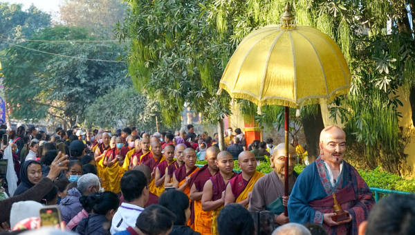 རྒྱལ་ཡོངས་བཀའ་བརྒྱུད་སྨོན་ལམ་ཐེངས ༣༩ པའི་སྐབས་གནས་བརྟན་བཅུ་དྲུག་གདན་འདྲེན་དང་བསོད་སྙོམས་འབུལ་བ། 