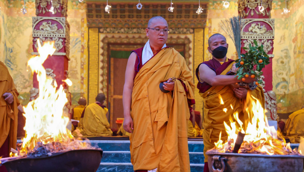 རྒྱལ་ཡོངས་བཀའ་བརྒྱུད་སྨོན་ལམ་ཆེན་མོ་ཐེངས་ ༣༩ པའི་སྐབས་དཔལ་བཅོམ་ལྡན་འདས་མི་འཁྲུགས་པའི་ཆོ་གའི་སྒོ་ནས་བྱང་སྤར་མཛད་པ། 