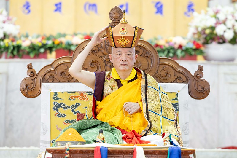 ༧སྐྱབས་མགོན་རྒྱལ་བའི་རྒྱལ་ཚབ་དྲུང་གཽ་ཤྲཱི་པ་ཆེན་པོས་དབུ་ཞྭ་མཐོང་གྲོལ་བསྒྲོན་མཇལ་རྩ་གསུམ་དྲིལ་སྒྲུབ་གྱི་བཀའ་དབང་བསྩལ་པ།