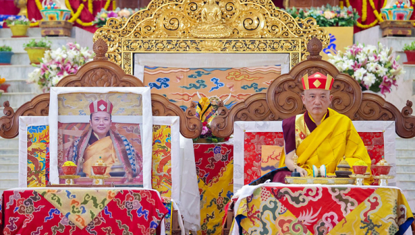 ཀར་ལུགས་རྩ་གསུམ་དྲིལ་སྒྲུབ་ཀྱི་སྒོ་ནས་བརྟན་བཞུགས་འདེགས་འབུལ།